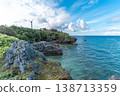 沖繩偏遠島嶼伊江島上的蔚藍大海和風力發電 138713359