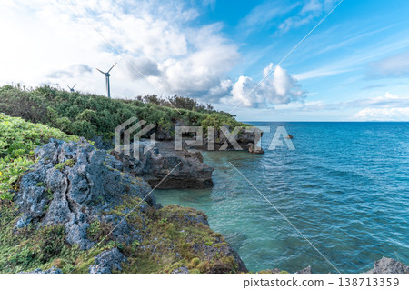 沖繩偏遠島嶼伊江島上的蔚藍大海和風力發電 138713359