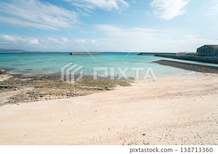 沖繩偏遠島嶼伊江島美麗的淺灘和夏日天空 3 沖繩偏遠島嶼伊江島美麗的淺灘和夏日天空 3 138713360