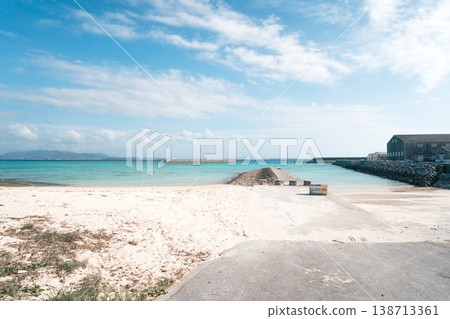 沖繩偏遠島嶼伊江島美麗的淺灘和夏日天空 4 138713361