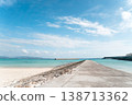 沖繩縣偏遠島嶼伊江島美麗的淺灘海岸線和夏日天空。 138713362