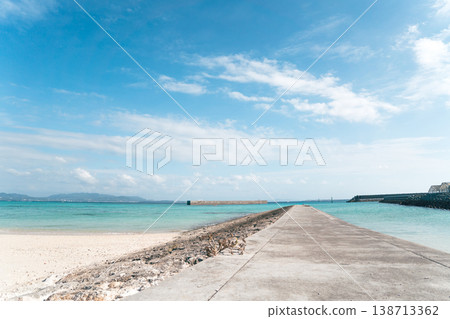 沖繩縣偏遠島嶼伊江島美麗的淺灘海岸線和夏日天空。 沖繩縣偏遠島嶼伊江島美麗的淺灘海岸線和夏日天空。 138713362