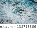 沖繩蔚藍的海面猛烈地拍打著海岸。 138713366