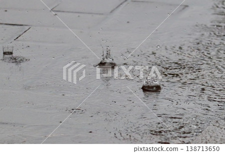 Water crown in a parking lot during a torrential downpour 138713650