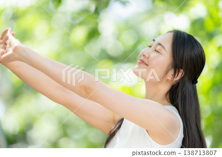 新鮮的綠色植物、女性、美麗、成長 138713807