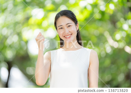 新鮮的綠植、女人、美麗、勝利姿勢 138713820