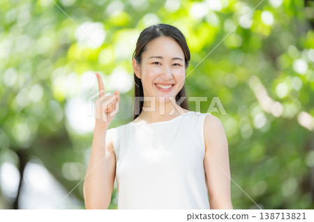 新鮮的綠植，女人，美麗，指向 138713821
