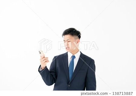 年輕男性商務智慧型手機 138713887