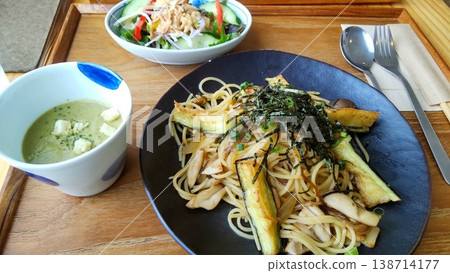 日式茄子菇意麵,以及青花菜捲心菜濃湯。 日式茄子菇意麵,以及青花菜捲心菜濃湯。 138714177