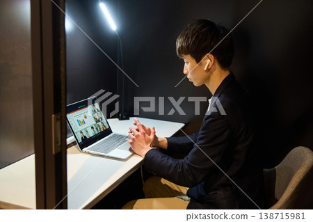 一位來自外國公司的年輕男性系統工程師在一個私密的專注隔間裡參加線上會議。 一位來自外國公司的年輕男性系統工程師在一個私密的專注隔間裡參加線上會議。 138715981