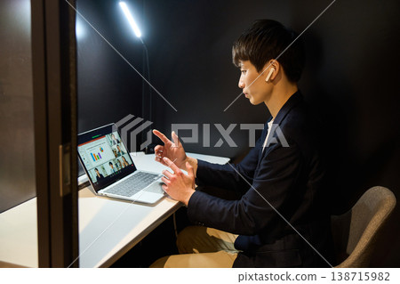 一位來自外國公司的年輕男性系統工程師在一個私密的專注隔間裡參加線上會議。 一位來自外國公司的年輕男性系統工程師在一個私密的專注隔間裡參加線上會議。 138715982