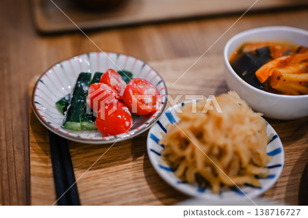 一份盛在盤子裡的健康咖啡館午餐 一份盛在盤子裡的健康咖啡館午餐 138716727