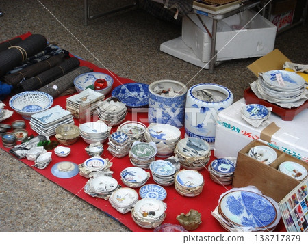 北野天滿宮(又稱「天神山」)古董市集展出的古董工具和古董 北野天滿宮(又稱「天神山」)古董市集展出的古董工具和古董 138717879