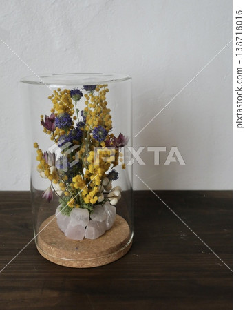 Dried flowers and crystals Dried flowers and crystals 138718016