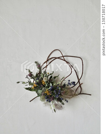 Dried flowers and crystals 138718017