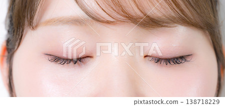一張展現自然美和眼妝的照片，強調美麗的眼睛和睫毛，包括彩色隱形眼鏡，雙眼緊閉。 138718229