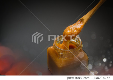 Manuka honey scooped with a spoon 138718236
