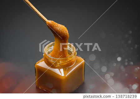 Manuka honey scooped with a spoon 138718239