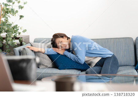 老年女性容易感到疲勞。 138718320