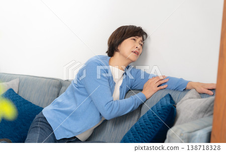 老年婦女出現心悸和呼吸急促的症狀。 138718328