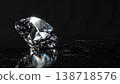 一顆閃亮的鑽石鑲嵌在黑色背景的左側。 138718576