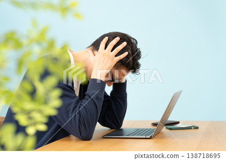 憂慮的男人疲憊 138718695