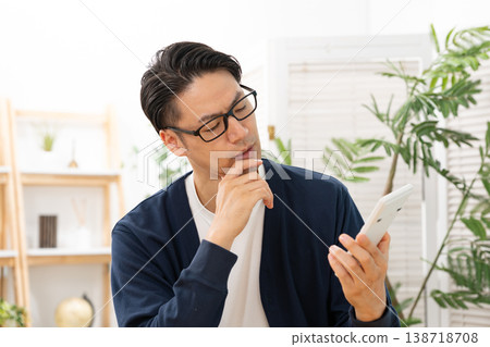 一個拿著計算器的男人心事重重。 138718708
