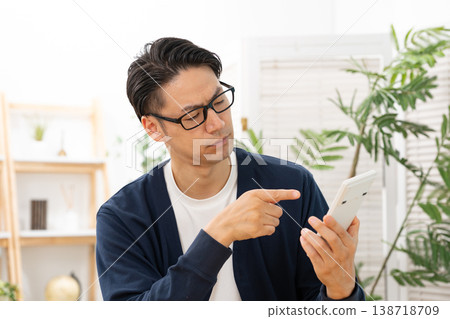 一個拿著計算器的男人心事重重。 138718709