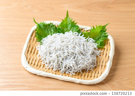 靜岡縣產的煮銀魚，裝在籃子裡 138720213