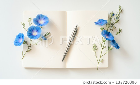 一張白色書桌，上面放著打開的筆記本和鋼筆；還有牽牛花。 138720396