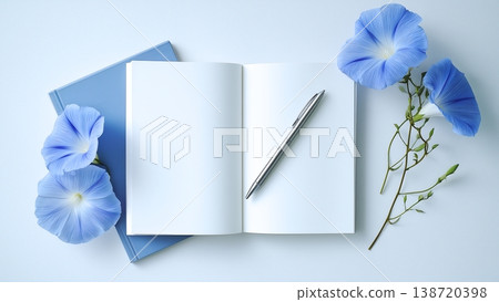 一張白色書桌，上面放著打開的筆記本和鋼筆；還有牽牛花。 138720398