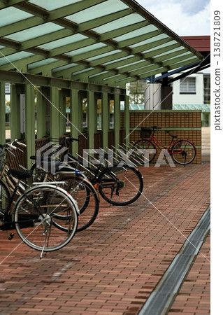有頂棚的自行車停車區 有頂棚的自行車停車區 138721809