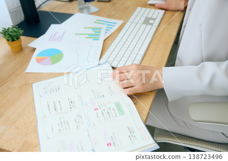 商務人士在行程表上查看行程;公司員工在辦公桌前管理行程。 商務人士在行程表上查看行程;公司員工在辦公桌前管理行程。 138723496
