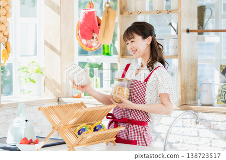 煮麵食在廚房裡的年輕女子 138723517