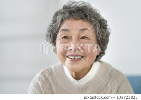 一位微笑的資深婦女 138723825