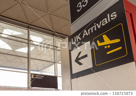 UK arrivals sign in a modern airport terminal 138723873