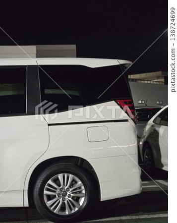 夜幕降臨,一輛白色小型貨車停在停車場,側面圖。 夜幕降臨,一輛白色小型貨車停在停車場,側面圖。 138724699