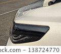 Stylish headlights that stand out against the pearl white body. 138724770