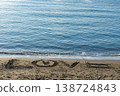 沙灘上用藍色的海水畫著「愛」字。 138724843