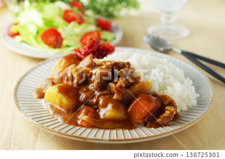 咖哩和米飯和蔬菜沙拉 咖哩和米飯和蔬菜沙拉 138725301