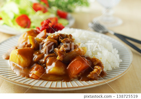 咖哩和米飯和蔬菜沙拉 138725519