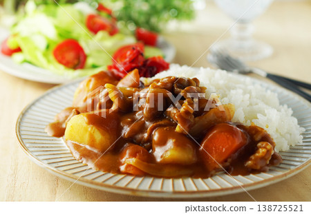 咖哩和米飯和蔬菜沙拉 138725521