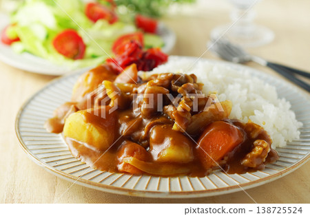 咖哩和米飯和蔬菜沙拉 咖哩和米飯和蔬菜沙拉 138725524