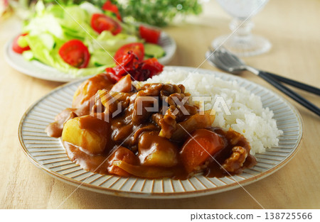 咖哩和米飯和蔬菜沙拉 咖哩和米飯和蔬菜沙拉 138725566