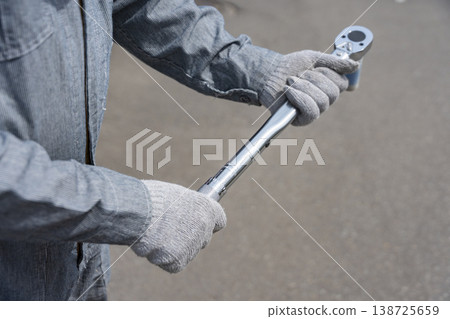 汽車維修中,需要使用扭力扳手進行精確的擰緊控制。 汽車維修中,需要使用扭力扳手進行精確的擰緊控制。 138725659