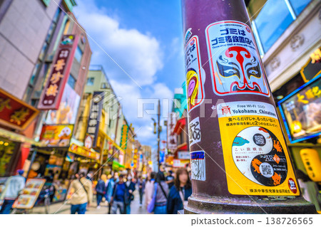 日本橫濱市呈現新的城市景觀。來自橫濱中華街的三項訴求…諸如「請勿在其他店鋪門前用餐」之類的標語已經出現。 日本橫濱市呈現新的城市景觀。來自橫濱中華街的三項訴求…諸如「請勿在其他店鋪門前用餐」之類的標語已經出現。 138726565