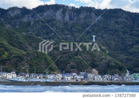 Mount Nokogiri as seen from Kanaya Port in Futtsu City, Chiba Prefecture 138727380