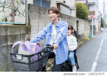 Riding a bicycle with a primary school student on the back is a traffic violation. Riding a bicycle with a primary school student on the back is a traffic violation. 138727577