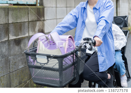 騎自行車時後座載著小學生是違反交通規則的。 138727578