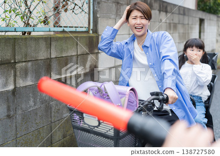 Riding a bicycle with a primary school student on the back is a traffic violation. Riding a bicycle with a primary school student on the back is a traffic violation. 138727580